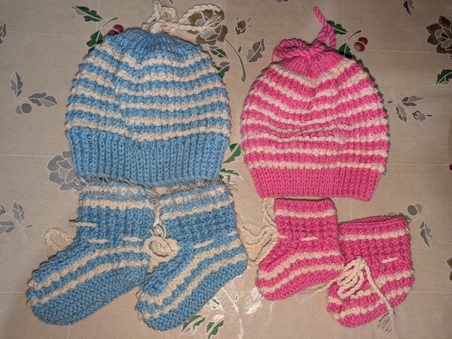 Шапка вязанная и пинетки детские