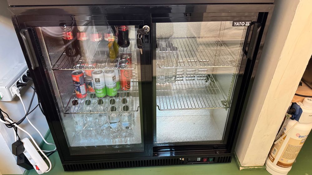 Vand vitrina YATO ,  frigider bar, in garantie, folosit 3 luni