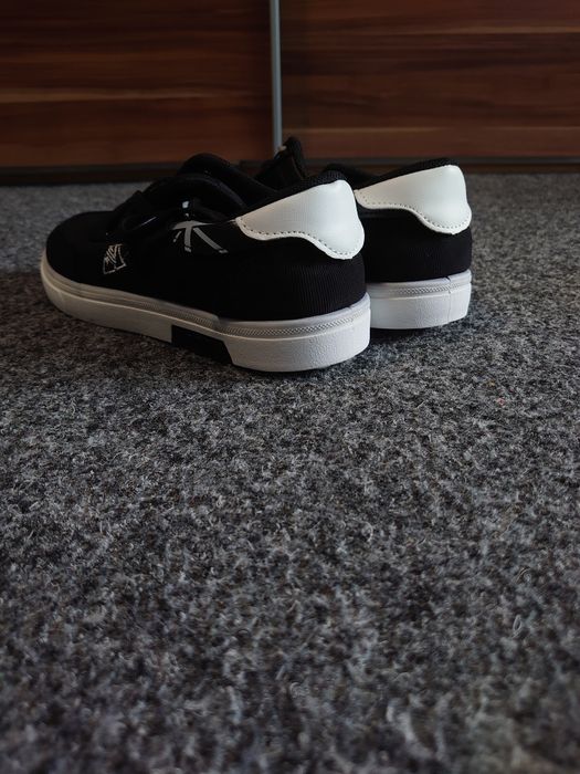 Pantofi sport,ca noi
