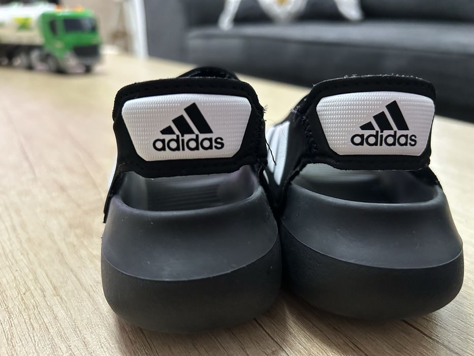 Sandale Adidas marimea 25