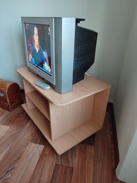 Продам телевизор с тумбой.