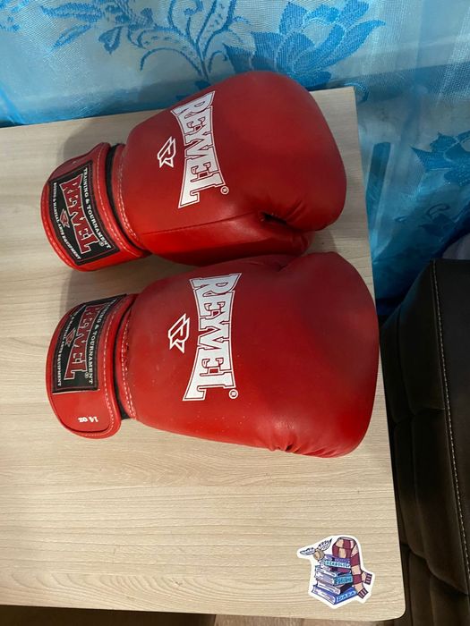 Шлем и боксёрские перчатки