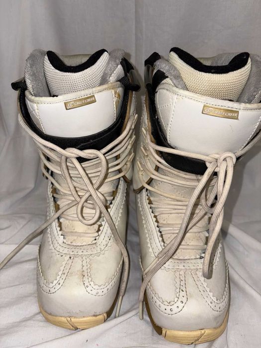 Boots snowboard fete Crazy Creek si Burton