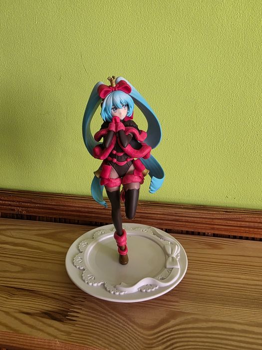 Продавам фигурки на Hatsune Miku и Frieren