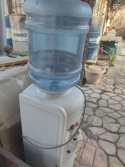 Кулер для питьевой воды.