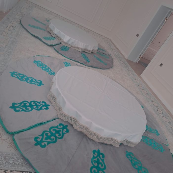 Стол круглый и корпе на прокат