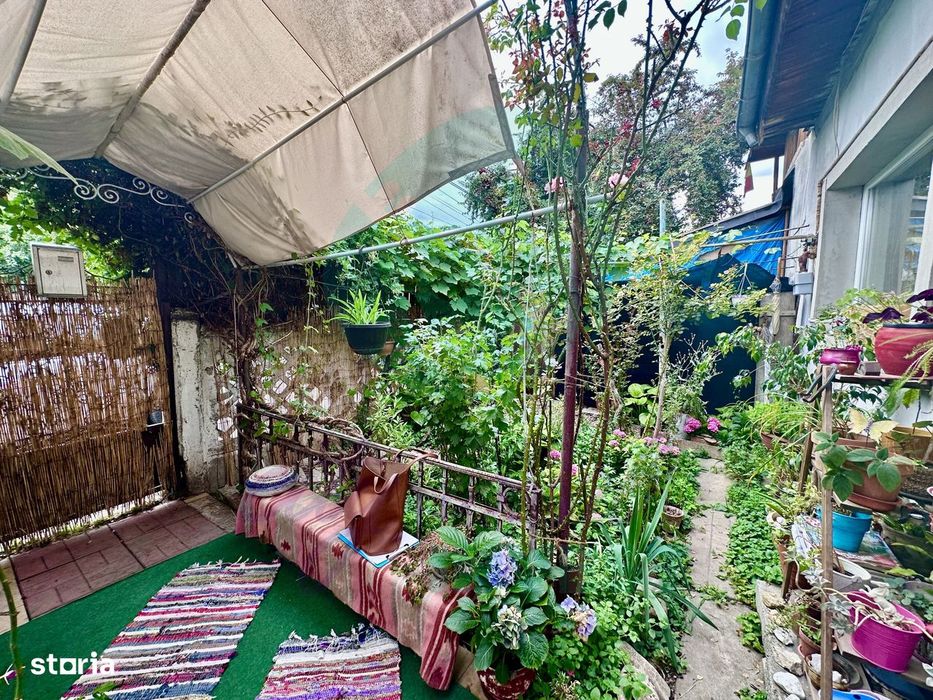 Teren de 250 mp cu casa -  la o distanta de 7 minute de statia de metr