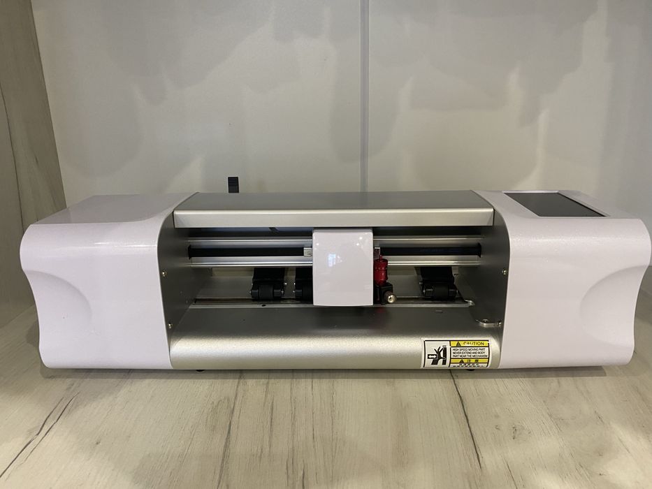 Плоттер для резки скинов и защитных пленок