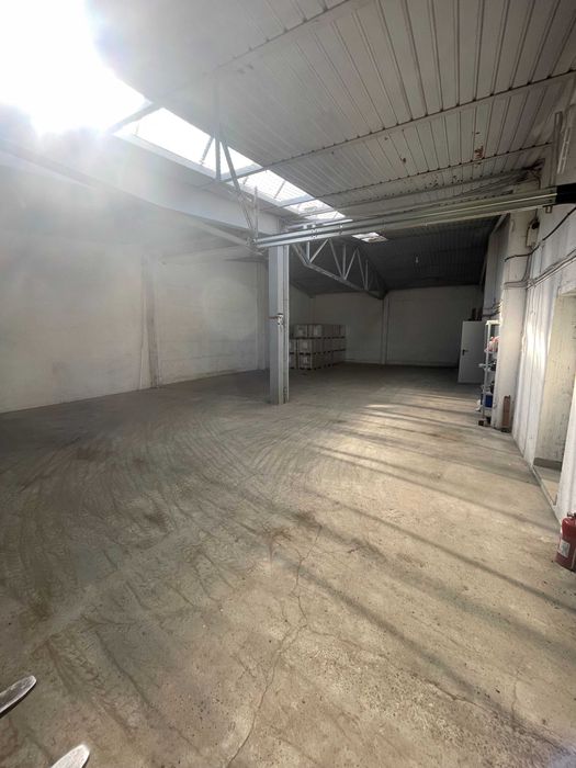 Ofer spre inchiriere depozit 200 mp plus anexe , zona Brintex