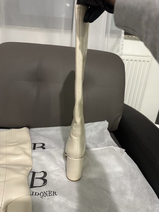 Белые кожанные длинные зимние сапоги