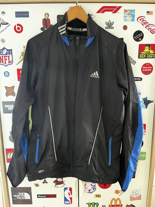 Jacheta Adidas Windbreaker – protecție și stil sport