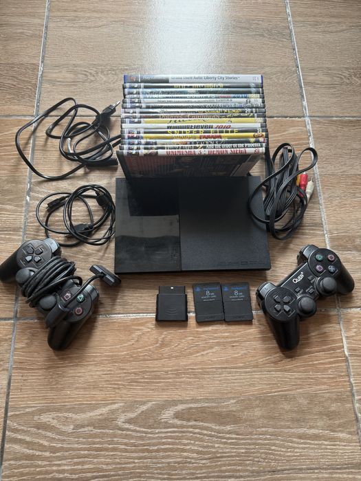 Vand consola Sony Playstation 2 cu 2 controllere + jocuri