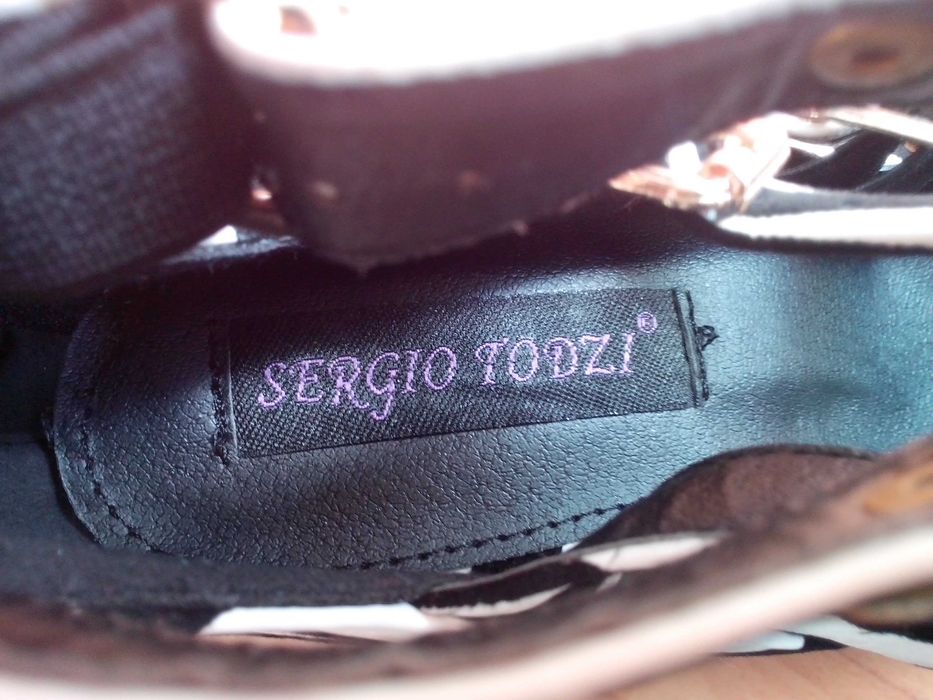 Продавам комплект дамски къс шлифер и обувки на токчета.