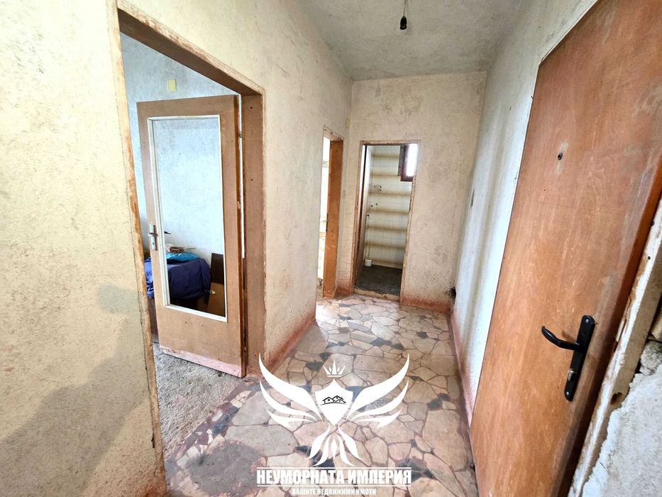 Продавам тристаен апартамент 128кв. с гараж, таван и изба в гр.Хисаря