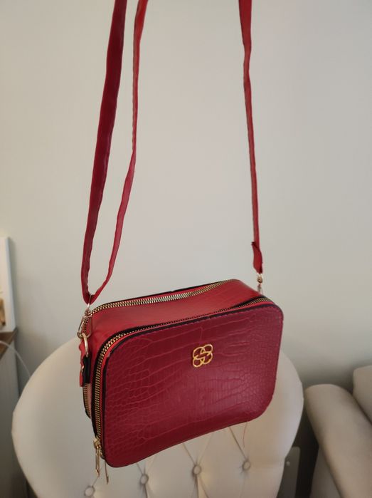 Чисто нова червена чанта