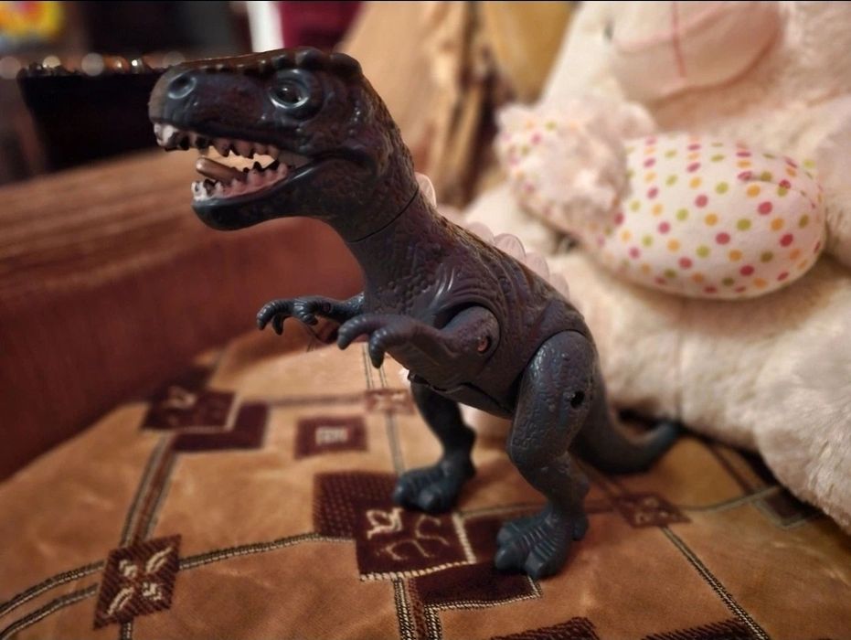 Dinozaur cu sunete si lumini