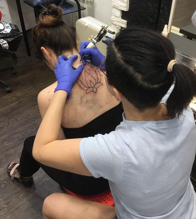 обучение тату мастерству в москве. курсы татуировщика. школа тату мастеров. тату салон красоты. курсы тату.