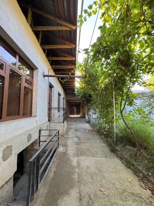 ВДОЛЬ ДОРОГИ.Срочно продаётся дом.