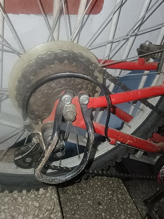 Bicicleta roșie de concurs