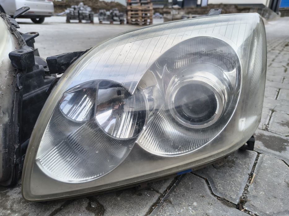 Фарове за toyota avensis