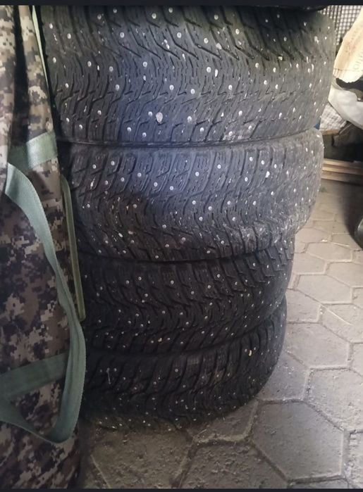 Продам комплект импортных зимних шин
