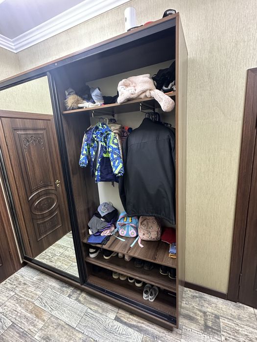 Продам купейный шкаф с зеркалом