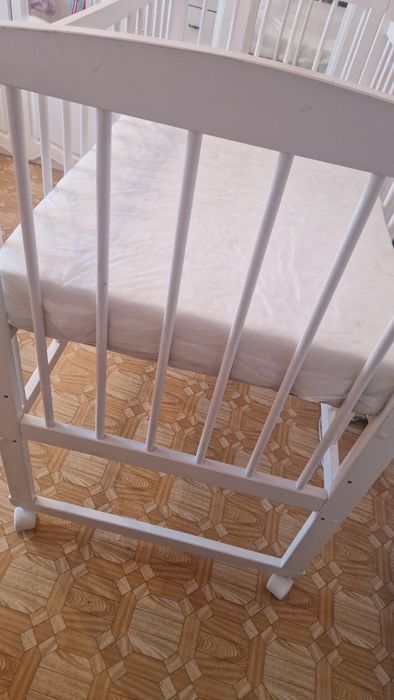 Деревянная детская кроватка