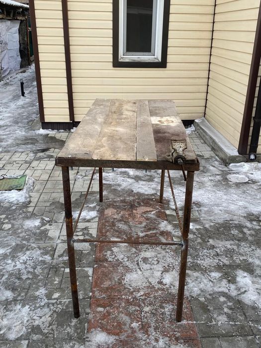 Стол столярный в наличии. Высота 1 метр, ширина 70 см, длина 150 см.