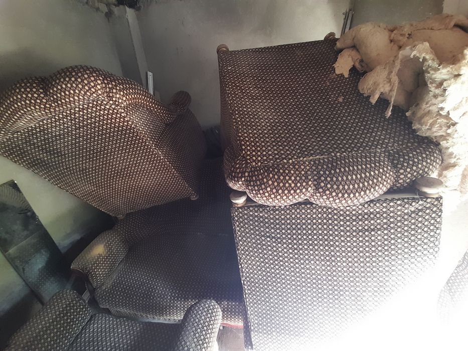 Мягкая мебель в отличном состоянии. Кресло 4шт. Диван 1шт. Торг есть.