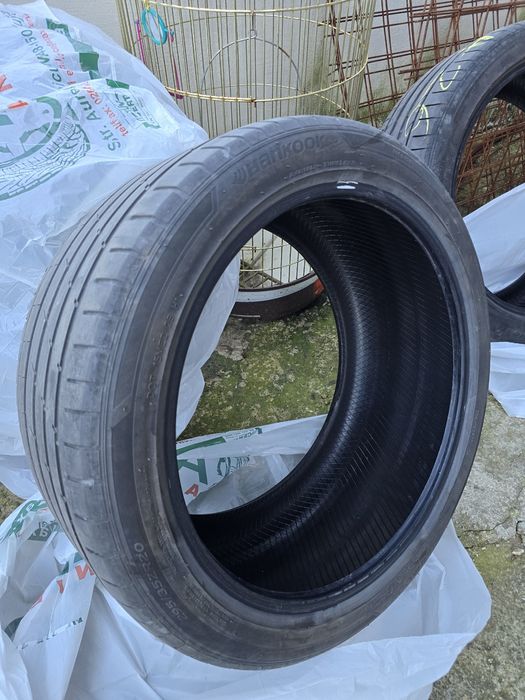 Vand anvelope pe 2 dimensiuni 295 35 20 si 255 40 20