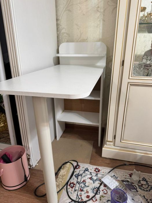 Маникюрный столик белый