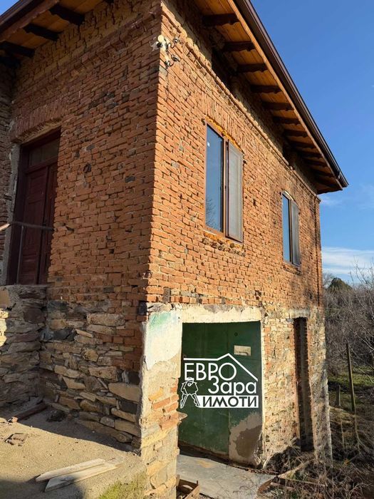 Двуетажна масивна къща за продажба в Центъра на село Колена