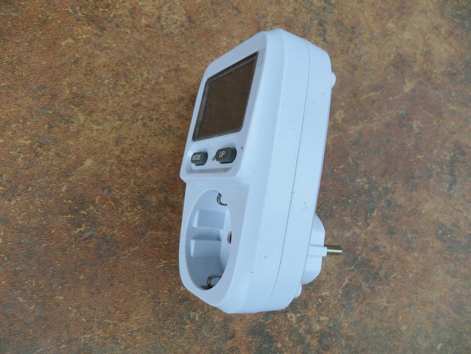 Aparat masura consumul instant in w panouri solare invertor arata tensiunea 220v