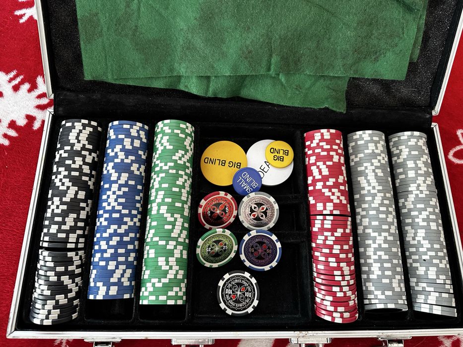 Vand valiza cu jetoane de poker profesionale.