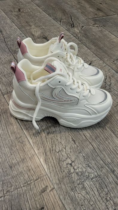 Продам кроссовки женские