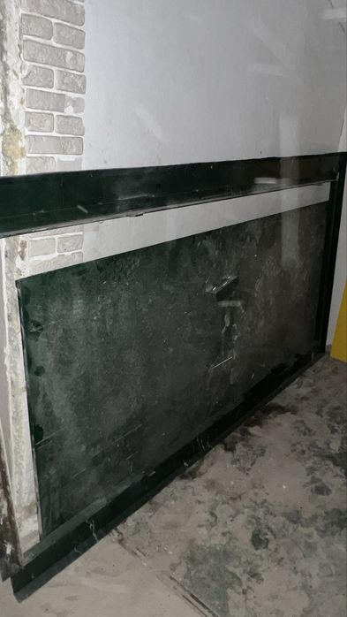 Железная дверь с замком .