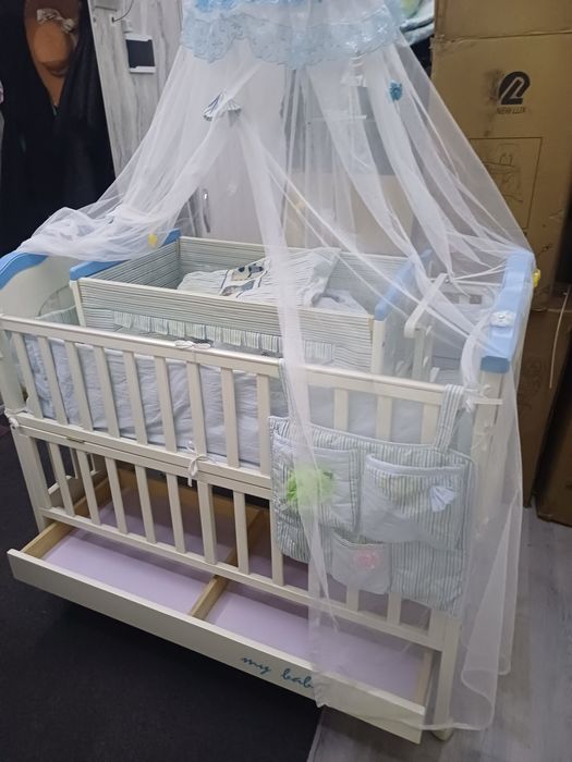 Продаётся фирменный кровать с люлки