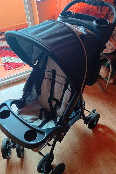 Vând două trotinete o măsuță de copii și un cărucior