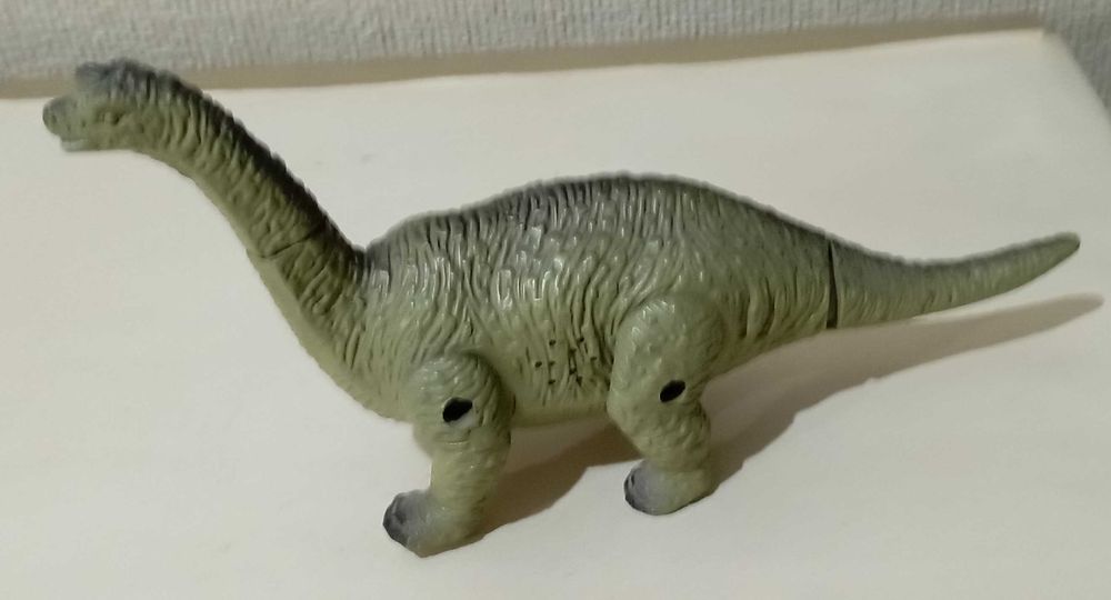 Камаразавр  на  батарейках, двигается и издаёт звуки.