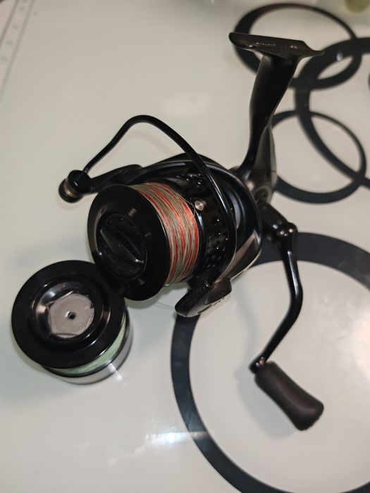 Okuma Custom Black Feeder 5500 stare excelentă