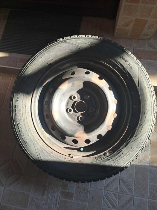 Продавам комплект зимни гуми Nokian Hakkapeliitta R2 SUV, размер 235/60 R17 106R XL, монтирани на 17-цолови стоманени джанти + тасове подарък
