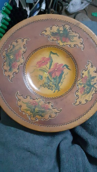 Farfurii decorative pictate pe lemn in ulei