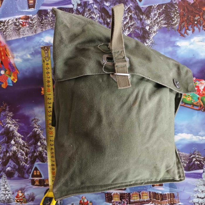 Genti militare pentru masti de gaze, mai multe modele diferite.