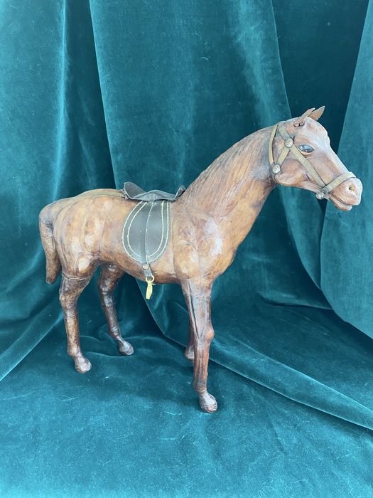 Скулптури каменни кучета, глава на слон, коне, котка Бастет, фигури