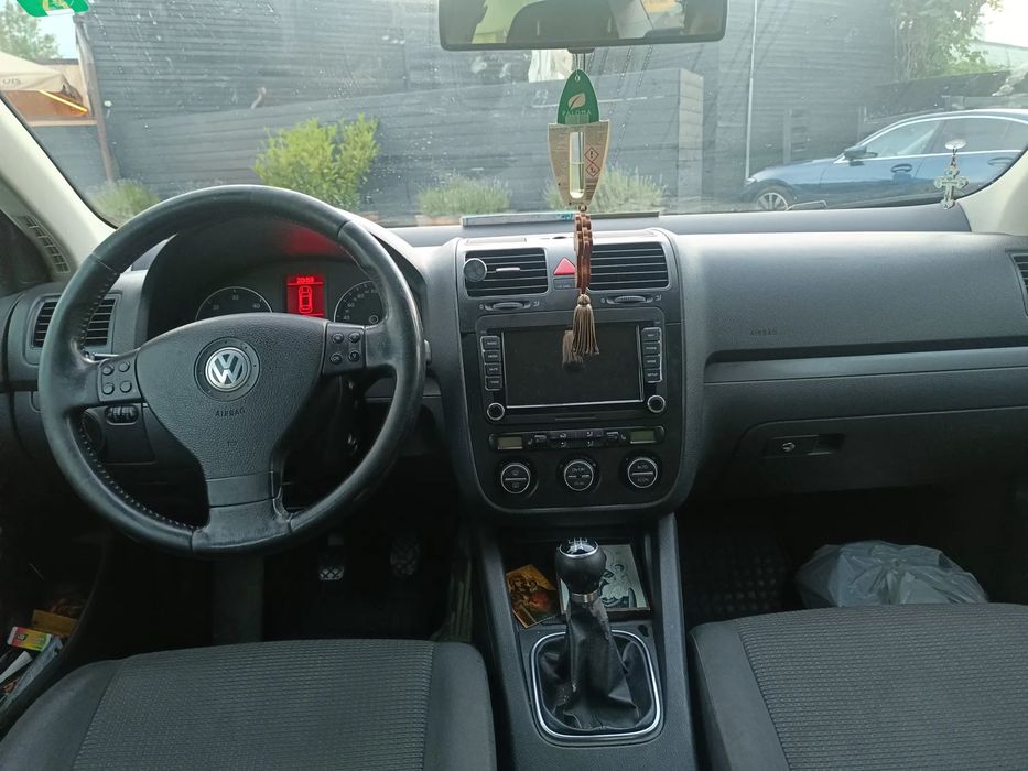 Volkswagen Jetta Vând 2 Mașini: VW Jetta 1.9 Diesel ȘI VW Golf 5 Break 1.6 benzină+GPL