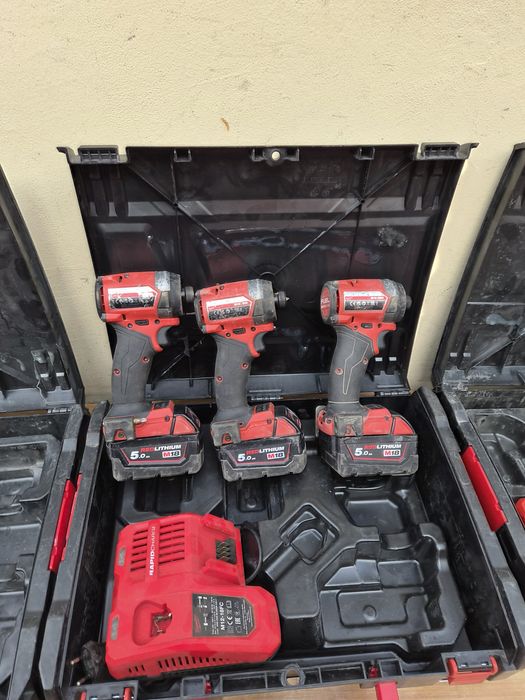 Mașină de insurubat cu impact Milwaukee M18  FID3