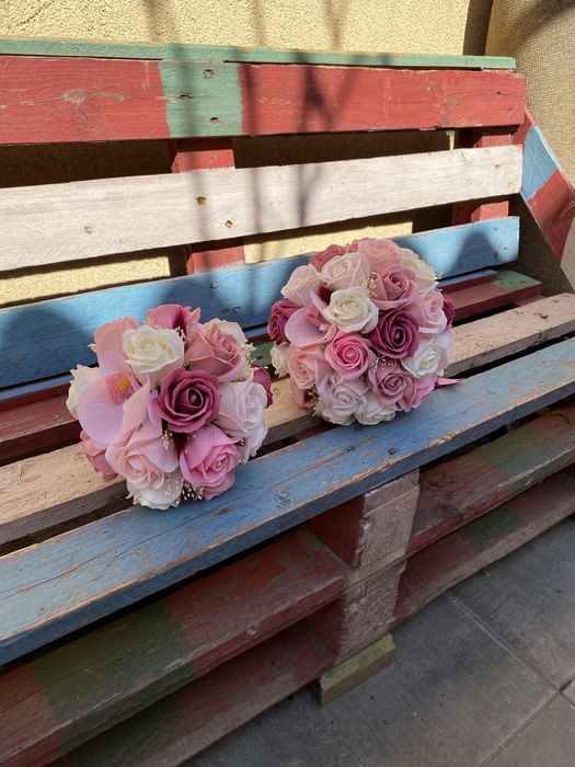 Buchete , cocarde , bratari , lumanari