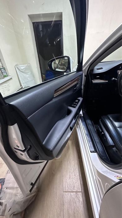 Почти Новый лексус ес 350