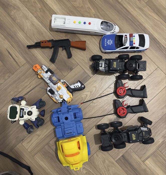 Игрушки для мальчиков и девочке