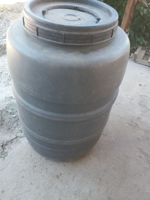 Продам пластиковую бочку